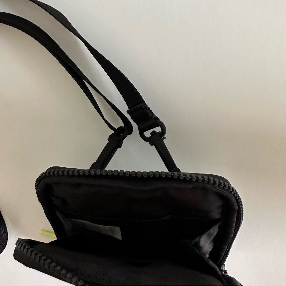 Easy Access Lululemon crossbody bag - Picture 2 of 3